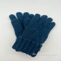 Männer mit Wolle gestrickten Handschuhe